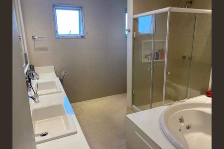 Casa à venda com 243m², 5 quartos e 2 vagas