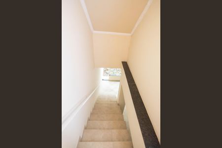 Casa para alugar com 495m², 4 quartos e 6 vagas Casa para alugar com 495m², 4 quartos e 6 vagasEscada