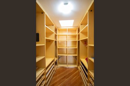 Casa para alugar com 495m², 4 quartos e 6 vagas Casa para alugar com 495m², 4 quartos e 6 vagasCloset da suíte 4