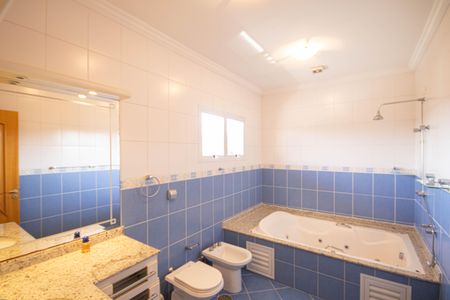 Casa para alugar com 495m², 4 quartos e 6 vagas Casa para alugar com 495m², 4 quartos e 6 vagasBanheiro da Suíte 1