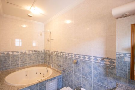 Casa para alugar com 495m², 4 quartos e 6 vagas Casa para alugar com 495m², 4 quartos e 6 vagasBanheiro da Suíte 3