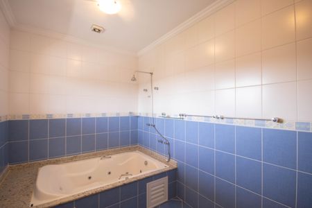 Casa para alugar com 495m², 4 quartos e 6 vagas Casa para alugar com 495m², 4 quartos e 6 vagasBanheiro da Suíte 1