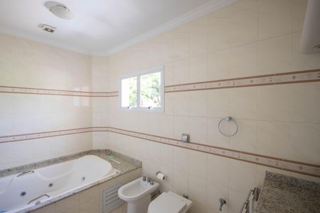 Casa para alugar com 495m², 4 quartos e 6 vagas Casa para alugar com 495m², 4 quartos e 6 vagasBanheiro da Suíte 4