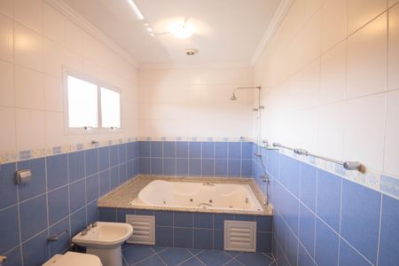 Casa para alugar com 495m², 4 quartos e 6 vagas Casa para alugar com 495m², 4 quartos e 6 vagasBanheiro da Suíte 1