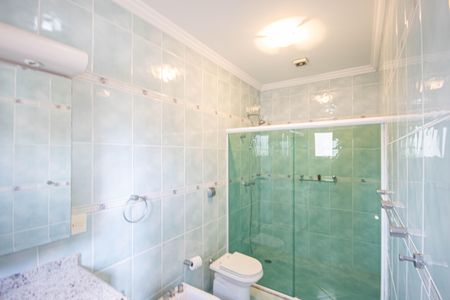 Casa para alugar com 495m², 4 quartos e 6 vagas Casa para alugar com 495m², 4 quartos e 6 vagasBanheiro da Suíte 2