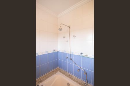 Casa para alugar com 495m², 4 quartos e 6 vagas Casa para alugar com 495m², 4 quartos e 6 vagasBanheiro da Suíte 1