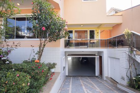 Casa para alugar com 495m², 4 quartos e 6 vagas Casa para alugar com 495m², 4 quartos e 6 vagasGaragem