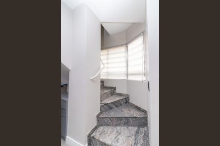 Casa de condomínio à venda com 90m², 3 quartos e 2 vagasEscada