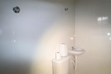 Banheiro de kitnet/studio para alugar com 1 quarto, 18m² em Lapa, São Paulo