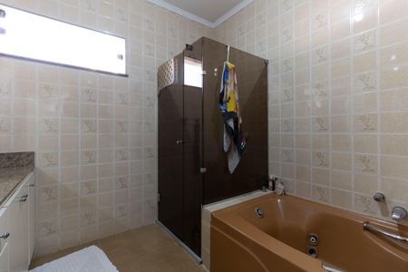 Casa à venda com 403m², 5 quartos e 6 vagas Casa à venda com 403m², 5 quartos e 6 vagasBanheiro da Suíte 1