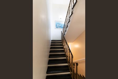 Casa à venda com 403m², 5 quartos e 6 vagas Casa à venda com 403m², 5 quartos e 6 vagasEscada