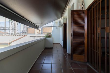 Casa à venda com 403m², 5 quartos e 6 vagas Casa à venda com 403m², 5 quartos e 6 vagasVaranda das da Suíte 2 e 1