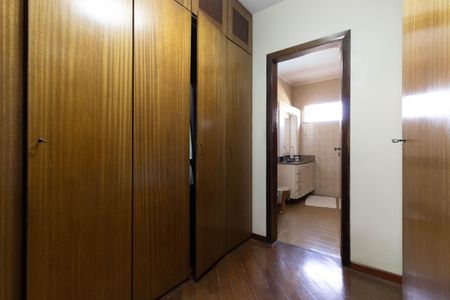 Casa à venda com 403m², 5 quartos e 6 vagas Casa à venda com 403m², 5 quartos e 6 vagasCloset da Suíte 1