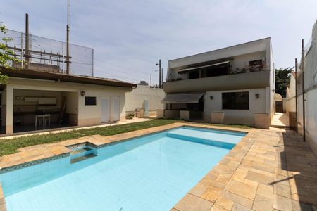 Casa à venda com 403m², 5 quartos e 6 vagas Casa à venda com 403m², 5 quartos e 6 vagasQuintal