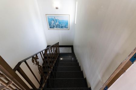 Casa à venda com 403m², 5 quartos e 6 vagas Casa à venda com 403m², 5 quartos e 6 vagasEscada