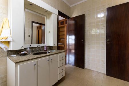 Casa à venda com 403m², 5 quartos e 6 vagas Casa à venda com 403m², 5 quartos e 6 vagasBanheiro das Suítes 3 e 4