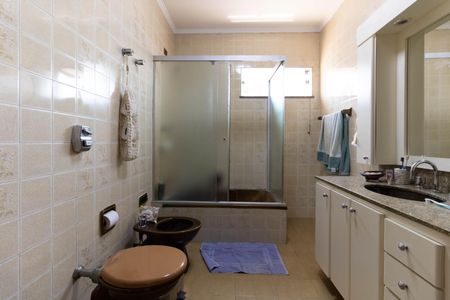 Casa à venda com 403m², 5 quartos e 6 vagas Casa à venda com 403m², 5 quartos e 6 vagasBanheiro das Suítes 3 e 4