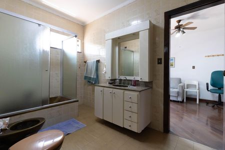 Casa à venda com 403m², 5 quartos e 6 vagas Casa à venda com 403m², 5 quartos e 6 vagasBanheiro das Suítes 3 e 4