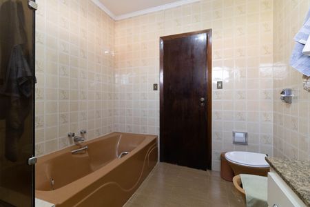 Casa à venda com 403m², 5 quartos e 6 vagas Casa à venda com 403m², 5 quartos e 6 vagasBanheiro da Suíte 1