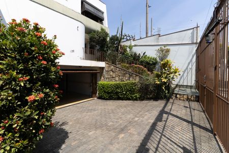 Casa à venda com 403m², 5 quartos e 6 vagas Casa à venda com 403m², 5 quartos e 6 vagasEntrada da Garagem