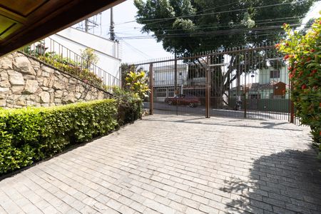 Casa à venda com 403m², 5 quartos e 6 vagas Casa à venda com 403m², 5 quartos e 6 vagasEntrada da Garagem