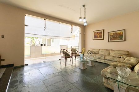 Casa à venda com 403m², 5 quartos e 6 vagas Casa à venda com 403m², 5 quartos e 6 vagasSala