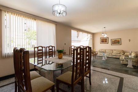 Casa à venda com 403m², 5 quartos e 6 vagas Casa à venda com 403m², 5 quartos e 6 vagasSala