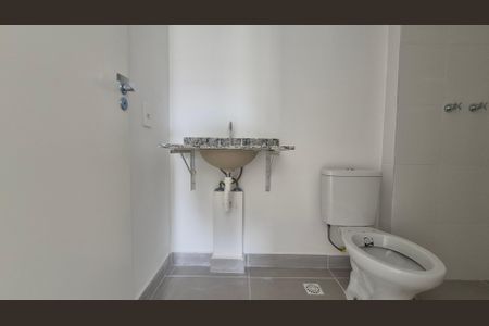 Apartamento à venda com 68m², 2 quartos e 1 vaga Apartamento à venda com 68m², 2 quartos e 1 vagaBanheiro da suíte