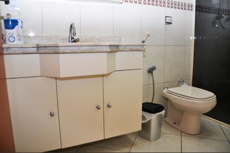Casa à venda com 168m², 4 quartos e 4 vagas Casa à venda com 168m², 4 quartos e 4 vagasBanheiro da Suíte