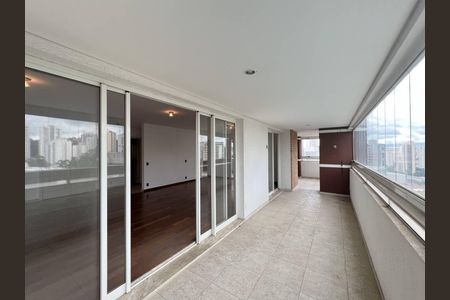 Apartamento à venda com 261m², 4 quartos e 4 vagas