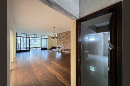 Casa à venda com 726m², 4 quartos e 8 vagas