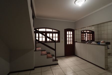 Casa à venda com 212m², 3 quartos e 2 vagas Casa à venda com 212m², 3 quartos e 2 vagasSala