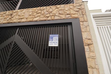 Casa à venda com 212m², 3 quartos e 2 vagas Casa à venda com 212m², 3 quartos e 2 vagasFachada