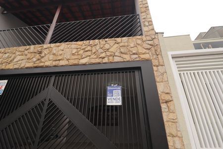 Casa à venda com 212m², 3 quartos e 2 vagas Casa à venda com 212m², 3 quartos e 2 vagasFachada