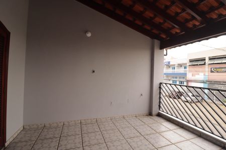 Casa à venda com 212m², 3 quartos e 2 vagas Casa à venda com 212m², 3 quartos e 2 vagasQuarto