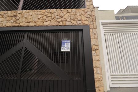 Casa à venda com 212m², 3 quartos e 2 vagas Casa à venda com 212m², 3 quartos e 2 vagasFachada