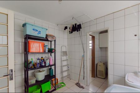 Casa à venda com 235m², 6 quartos e 2 vagas Casa à venda com 235m², 6 quartos e 2 vagasÁrea de Serviço