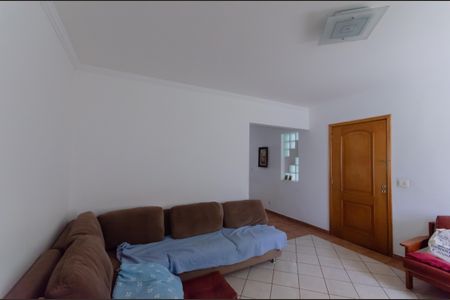 Casa à venda com 235m², 6 quartos e 2 vagas Casa à venda com 235m², 6 quartos e 2 vagasSala