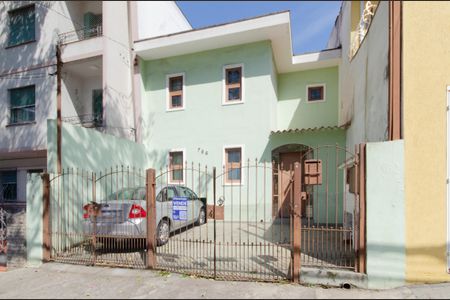 Casa à venda com 235m², 6 quartos e 2 vagas Casa à venda com 235m², 6 quartos e 2 vagasFachada