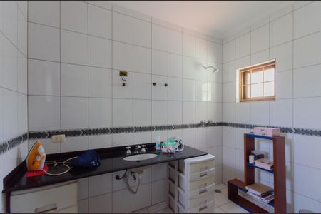 Casa à venda com 235m², 6 quartos e 2 vagas Casa à venda com 235m², 6 quartos e 2 vagasBanheiro 2