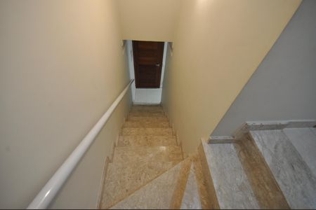 Casa de condomínio à venda com 90m², 2 quartos e 1 vagaEscada