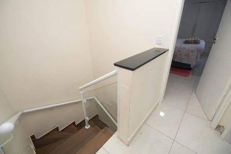 Casa à venda com 100m², 3 quartos e 2 vagas Casa à venda com 100m², 3 quartos e 2 vagasEscada