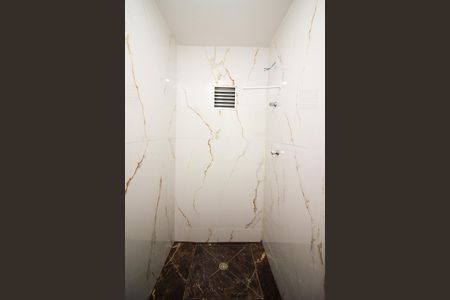 Banheiro de kitnet/studio para alugar com 1 quarto, 44m² em Medianeira, Porto Alegre