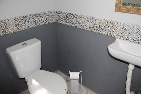 Casa de condomínio para alugar com 200m², 3 quartos e 10 vagasBanheiro da Área Externa