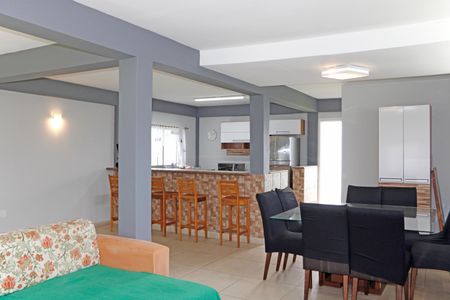 Casa de condomínio para alugar com 200m², 3 quartos e 10 vagasSala