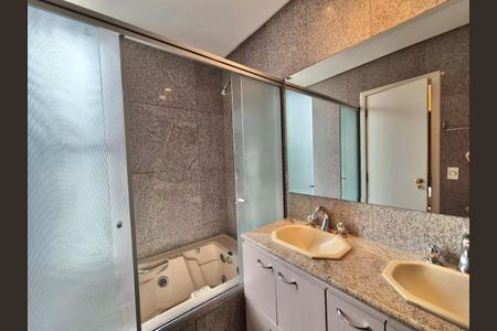 Apartamento à venda com 152m², 4 quartos e 3 vagas Apartamento à venda com 152m², 4 quartos e 3 vagasBanheiro da Suíte