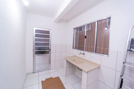 Cozinha de casa para alugar com 1 quarto, 40m² em Vila Pierina, São Paulo