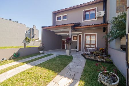 Casa à venda com 133m², 3 quartos e 2 vagas Casa à venda com 133m², 3 quartos e 2 vagasFachada