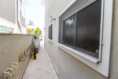 Casa de condomínio à venda com 300m², 4 quartos e 4 vagasCorredor