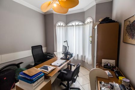 Casa de condomínio à venda com 300m², 4 quartos e 4 vagasEscritório